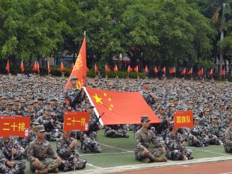 燃爆了！厦门兴才学院2025级新生军训总结暨表彰大会来袭→